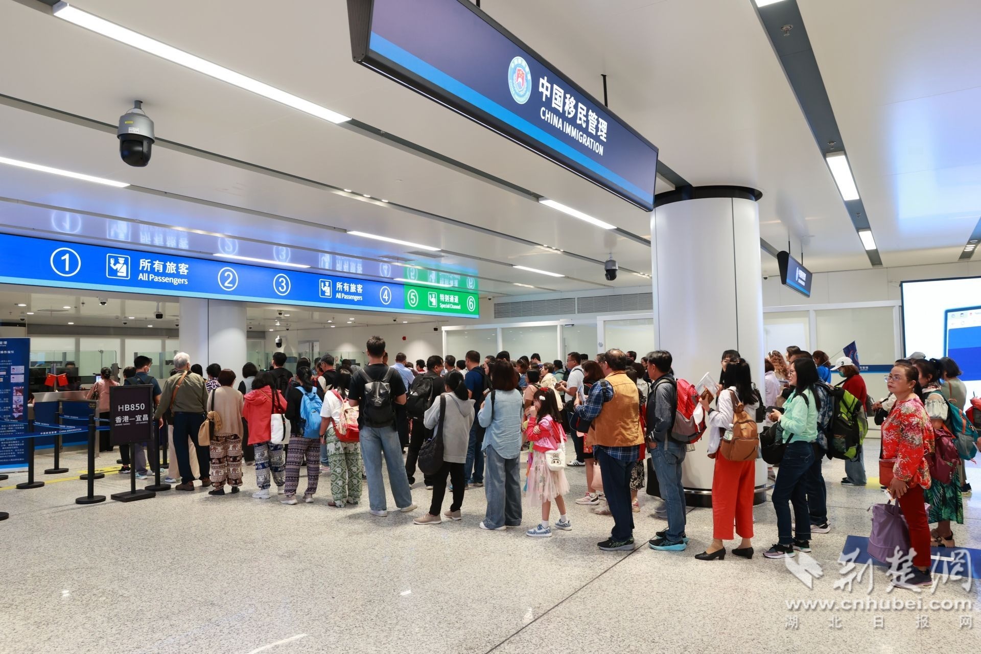 图为正在接受边检查验的旅客.JPG.JPG