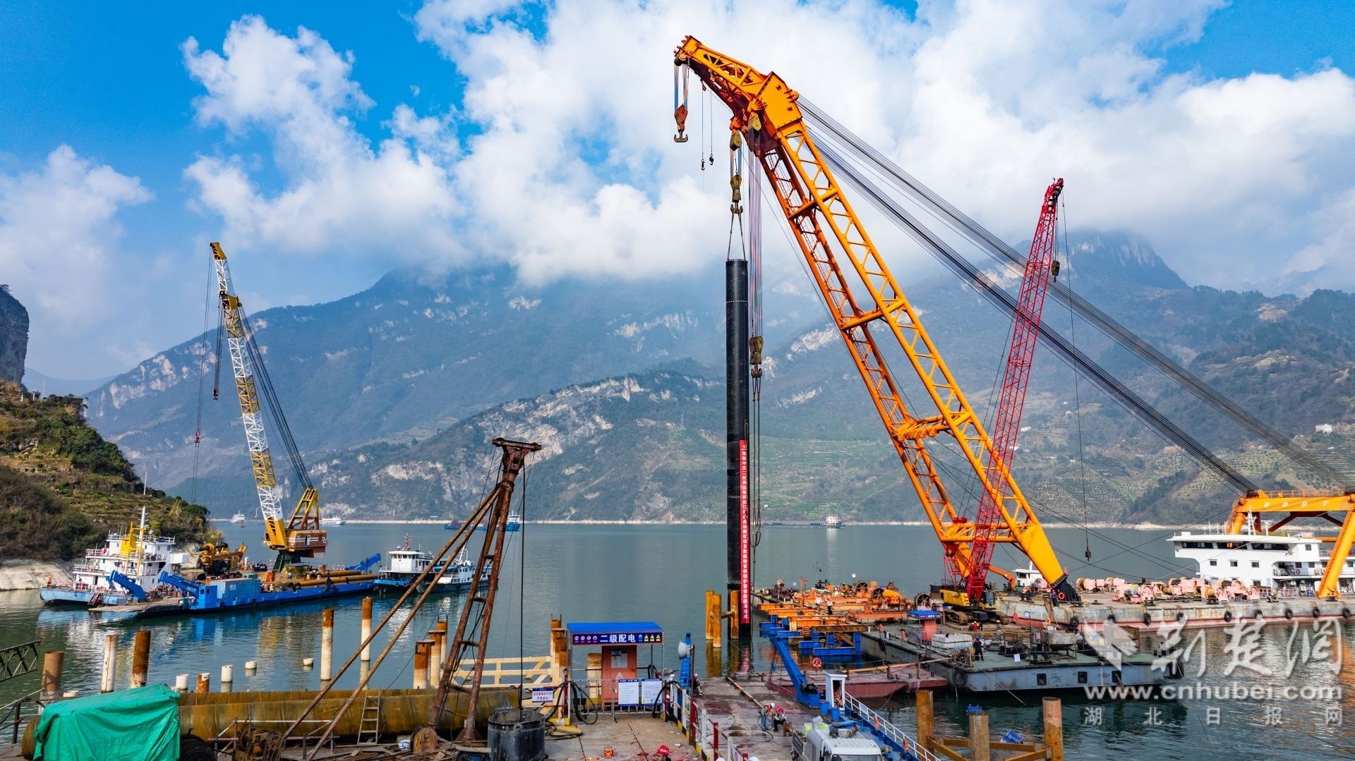 2026年1月5日，三峡库区湖北省宜昌市秭归县三峡枢纽江南成品油翻坝码头项目施工现场，起重船正在吊装首根钢护筒。 (1).jpg