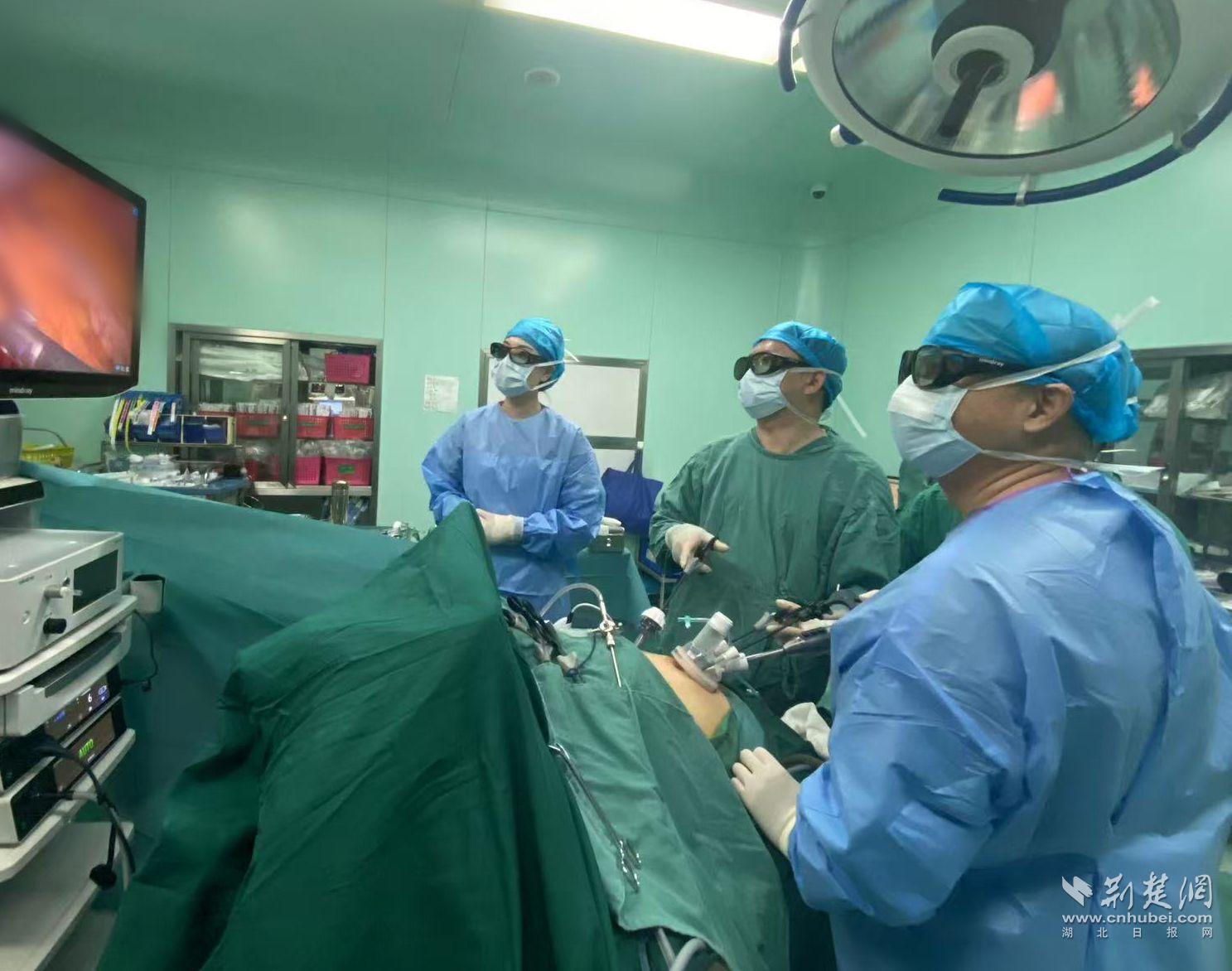 肝胆胰外科专家团队为患者实施手术.jpg.jpg