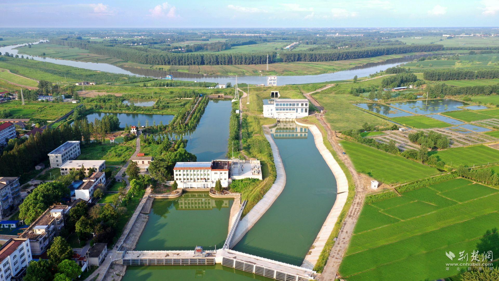 老新泵站全景潜江市老新二泵站为四湖流域统排泵站,总装机3×2400KW,设计排涝流量80m³s。该站以流域统排为主,减轻总干渠沿